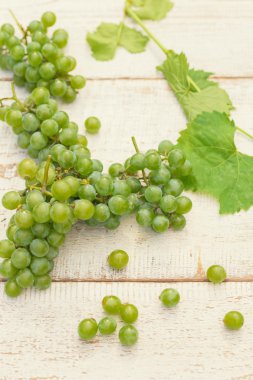 Beyaz ahşap vintage masaya