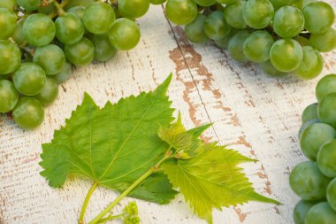 Beyaz ahşap vintage masaya