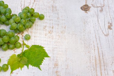 Beyaz ahşap vintage masaya