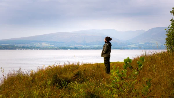 Homem Hipster ao lado de Loch Lomond, Escócia, Reino Unido — Fotografia de Stock