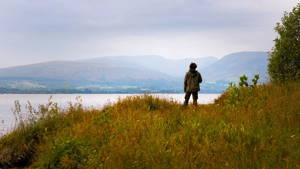 Homem Hipster ao lado de Loch Lomond, Escócia, Reino Unido — Fotografia de Stock