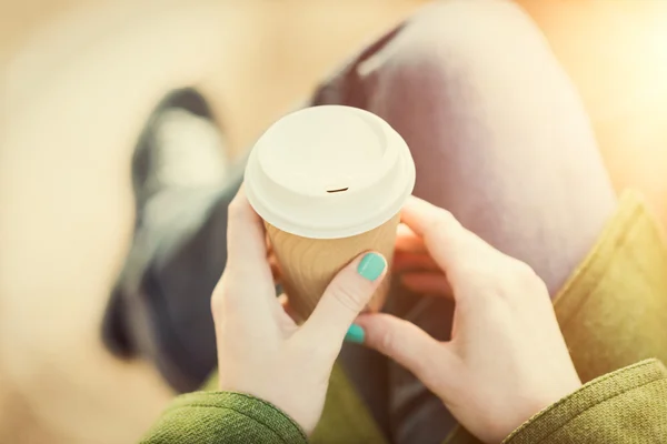 Herbstkonzept, anonyme Frau genießt Kaffeetasse zum Mitnehmen an sonnigem, kaltem Herbsttag — Stockfoto