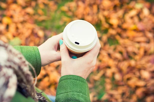 Herbstkonzept, anonyme Frau genießt Kaffeetasse zum Mitnehmen an sonnigem, kaltem Herbsttag — Stockfoto