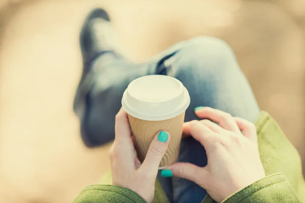 Herbstkonzept, anonyme Frau genießt Kaffeetasse zum Mitnehmen an sonnigem, kaltem Herbsttag — Stockfoto