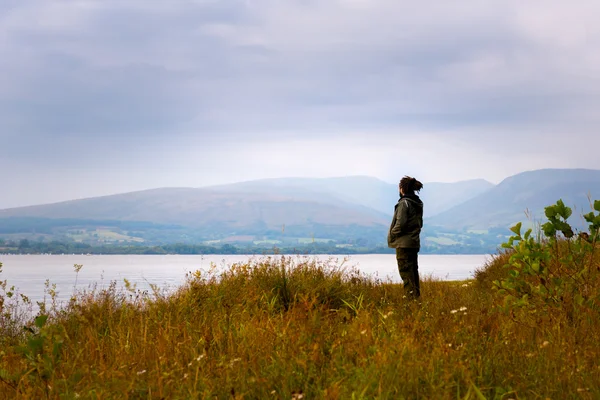 Homem Hipster ao lado de Loch Lomond, Escócia, Reino Unido — Fotografia de Stock