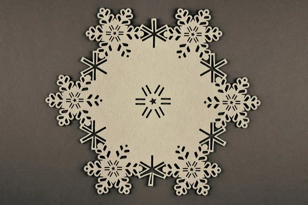 Diseño inusual fondo de Navidad con copos de nieve beige y espacio de copia sobre fondo marrón — Foto de Stock