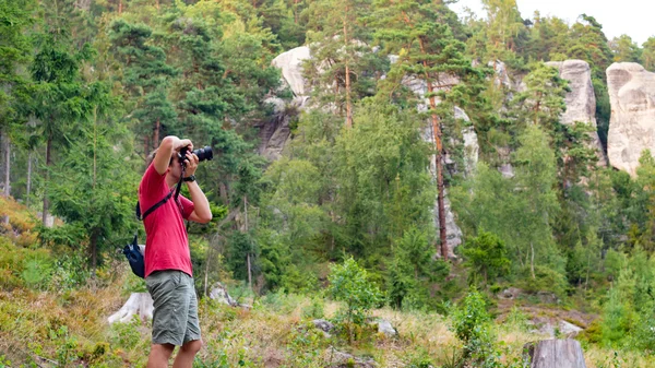 Młody mężczyzna fotograf robi fotografii krajobrazowej — Zdjęcie stockowe