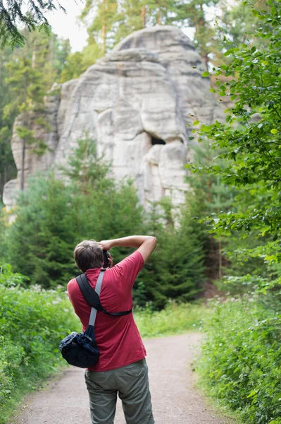 Jovem fotógrafo masculino fazendo fotografia de paisagem — Fotografia de Stock