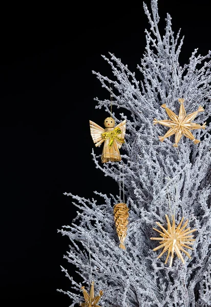 Tavolino rustico Albero di Natale con decorazioni in paglia dorata, stendardo festivo — Foto Stock