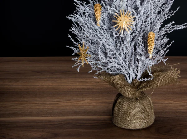 Mesa rústica pequena Árvore de Natal com decorações de palha dourada, banner festivo — Fotografia de Stock