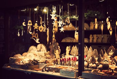 Güzel el yapımı ahşap xmas süslemeleri ile ışıklı Noel adil kiosk yükler
