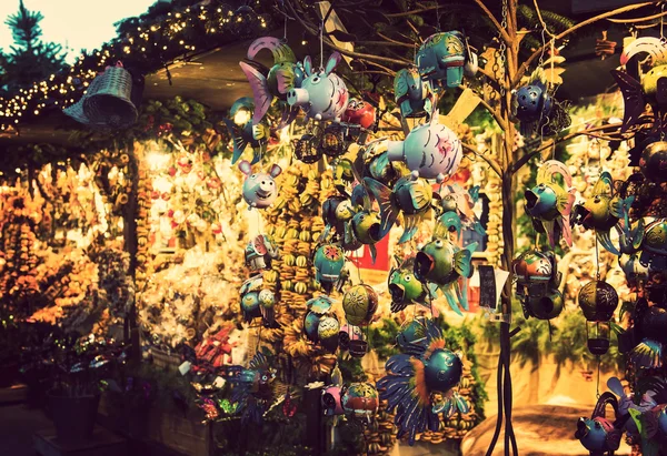 Illuminated Christmas fair kiosk with loads of shining decoration merchandise, no logos — Stock Photo, Image