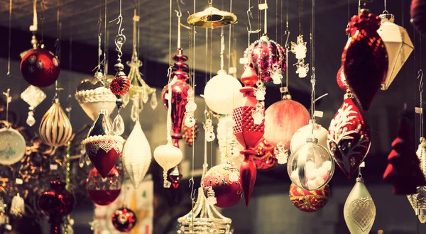 Quiosco de feria de Navidad iluminado con un montón de mercancía de decoración brillante, sin logotipos —  Fotos de Stock