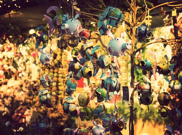Quiosco de feria de Navidad iluminado con un montón de mercancía de decoración brillante, sin logotipos —  Fotos de Stock