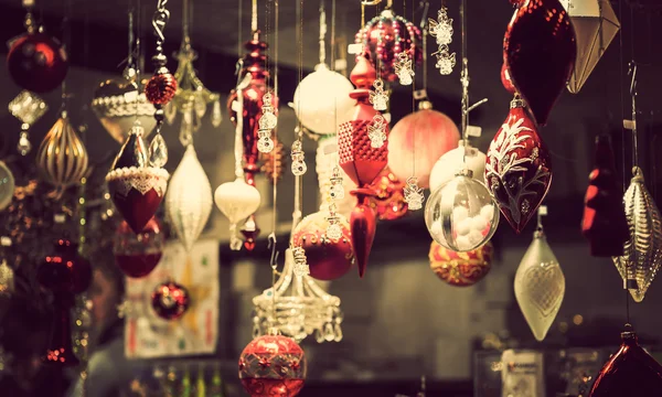 Иллюминированный Рождественская ярмарка киоск с грузами блестящего украшения товаров, без логотипов — стоковое фото