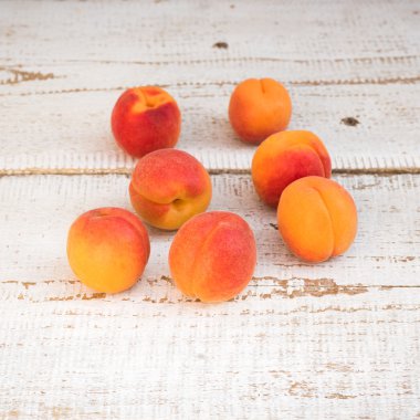 Vintage Beyaz ahşap masa üzerinde taze homegrown kayısı