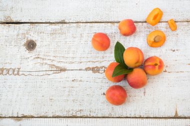 Vintage Beyaz ahşap masa üzerinde taze homegrown kayısı görüntülemek yukarıdan