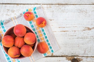 Vintage Beyaz ahşap masa üzerinde taze homegrown kayısı görüntülemek yukarıdan
