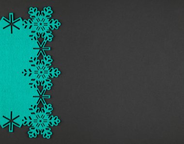 Turkuaz kar taneleri ve koyu gri arka plan üzerinde kopya alanı sıradışı tasarım Noel arka plan