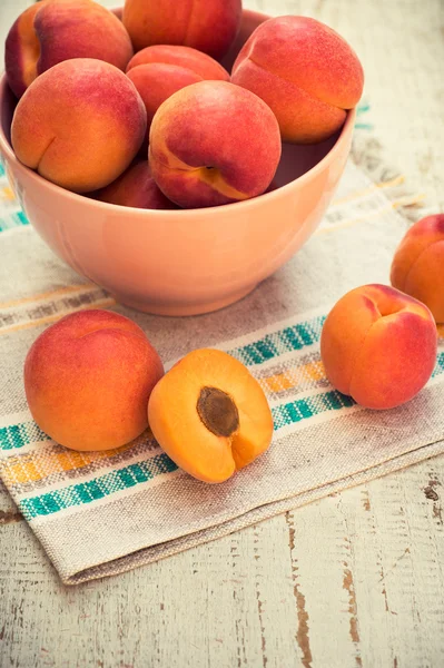 Fresh homegrown apricots on vintage white wooden table — Stock Photo, Image