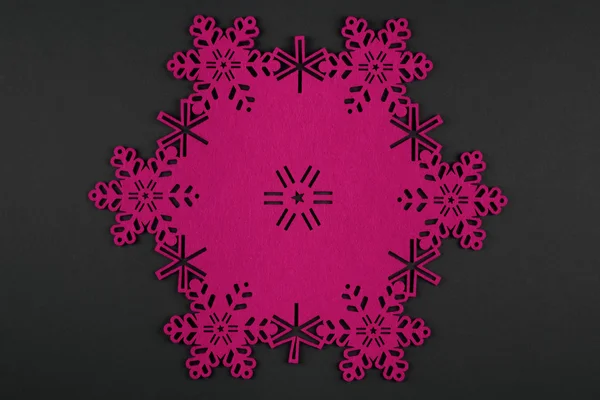 Sfondo di Natale dal design insolito con fiocchi di neve rosa e spazio copia su sfondo grigio scuro — Foto Stock