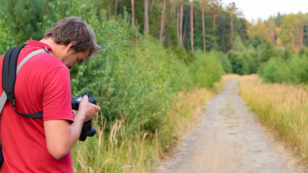 Young male photographer doing landscape photography — Stock Photo, Image