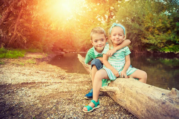 Adorables hermanos posando para un retrato, concepto de verano al aire libre —  Fotos de Stock