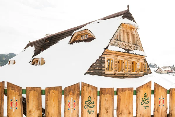 Krásný dřevěný domek pokryta sněhem, ski areál Donovaly, Slovensko — Stock fotografie