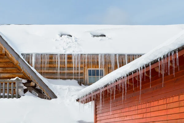 Rampouchy a sníh na staré dřevěné chatě, Donovaly, Slovensko — Stock fotografie