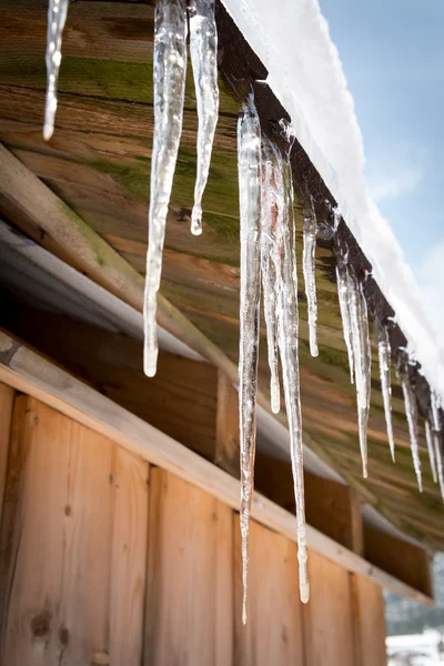 Icicles and snow on an old wooden cottage, Donovaly, Eslováquia — Fotografia de Stock