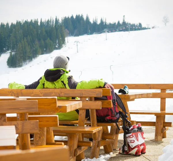 滑雪者坐在户外酒吧在一个滑雪胜地，欣赏美景 — 图库照片