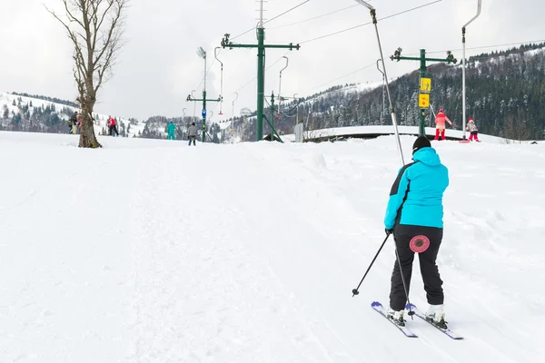 冬季运动，滑雪用滑雪电梯 — 图库照片