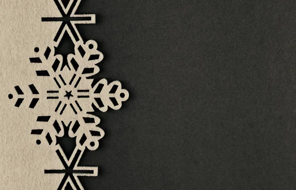 Diseño inusual fondo de Navidad con copos de nieve beige y espacio de copia sobre fondo marrón — Foto de Stock