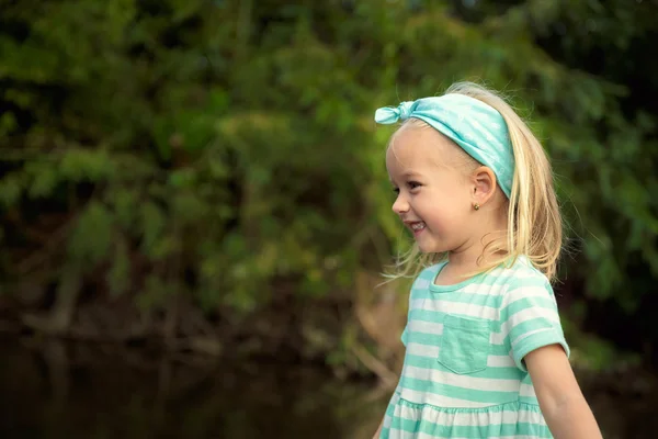 Adorável menina loira rindo, se divertindo ao ar livre — Fotografia de Stock