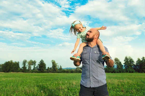 Çok güzel kızı ve babası portre, mutlu bir aile, gelecekteki kavramı — Stok fotoğraf