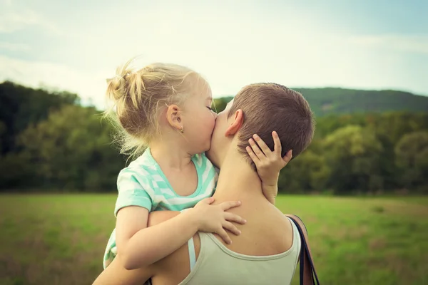 Adorabile ragazza che bacia sua madre — Foto Stock