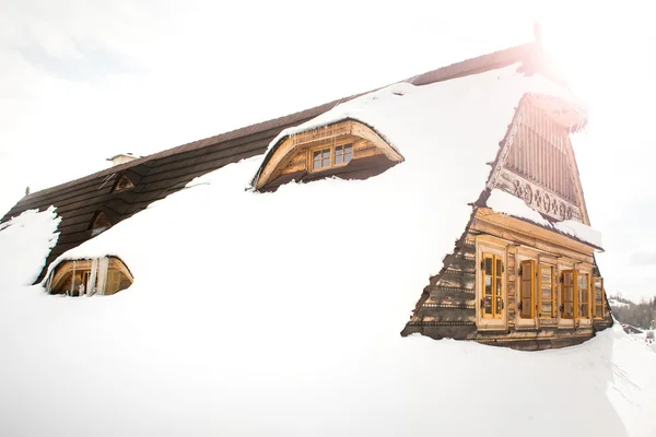 Krásný dřevěný domek pokryta sněhem, ski areál Donovaly, Slovensko — Stock fotografie