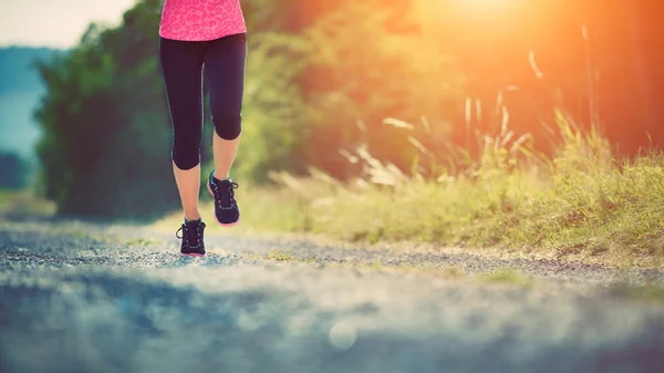 Vrouwelijke atleet loper. Close-up op schoen. vrouw fitness zonsondergang jog training concept. — Stockfoto