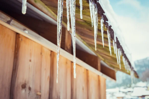 Ghiaccioli e neve su un vecchio cottage in legno, Donovaly, Slovacchia — Foto Stock