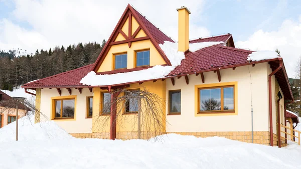 Moderna casa familiare coperta di neve, stazione sciistica Donovaly, Slovacchia — Foto Stock