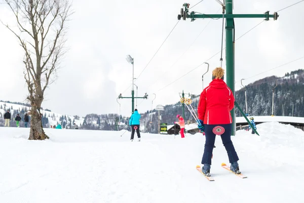 Zimní sporty, lyžař pomocí Lyžařský vlek — Stock fotografie