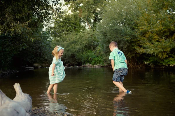 Young siblings playing in river, exploration concept — Stock Photo, Image