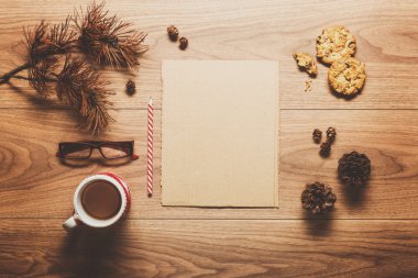 Büyülü Noel tema arka plan, çam kozalakları, kahve, kurabiye ve ahşap masa üzerinde santa için boş bir mektup
