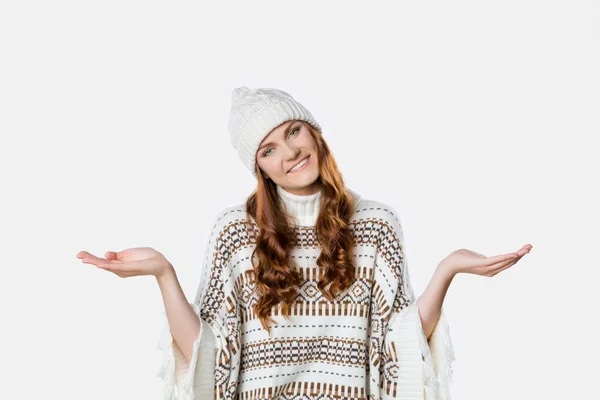 Superbe fille portant chaud tricoté pull de Noël et un chapeau, concept de Noël sur fond blanc — Photo