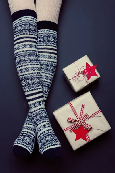 Lång sexig kvinna ben med xmas över knä strumpor. Christmas holiday koncept. Ovanifrån — Stockfoto