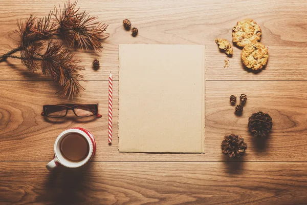 Fundo mágico do tema do Natal, cones de pinho, café, biscoitos e uma carta vazia para o Papai Noel na mesa de madeira — Fotografia de Stock