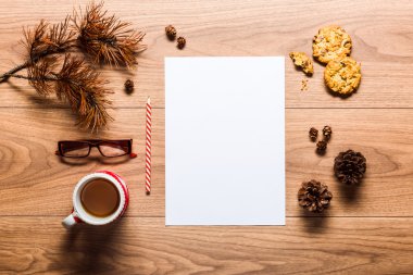 Büyülü Noel tema arka plan, çam kozalakları, kahve, kurabiye ve ahşap masa üzerinde santa için boş bir mektup