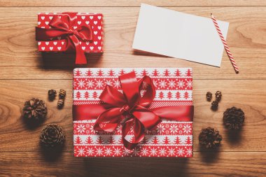 Büyülü Noel tema arka plan, bugünü, çam kozalakları ve Noel kartı ahşap tablo