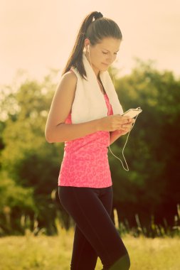 Çekici Bayan koşu sonra holding smartphone bir mola