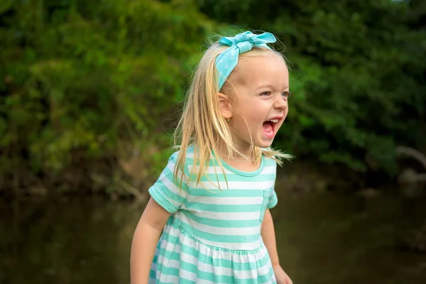 Adorável menina loira rindo, se divertindo ao ar livre — Fotografia de Stock